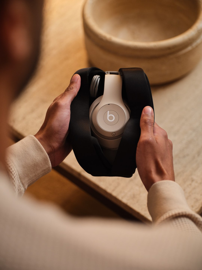Beats Studio Pro Cream + BlueBuilt Power Delivery Charger with USB-C Port 20W White product in use
