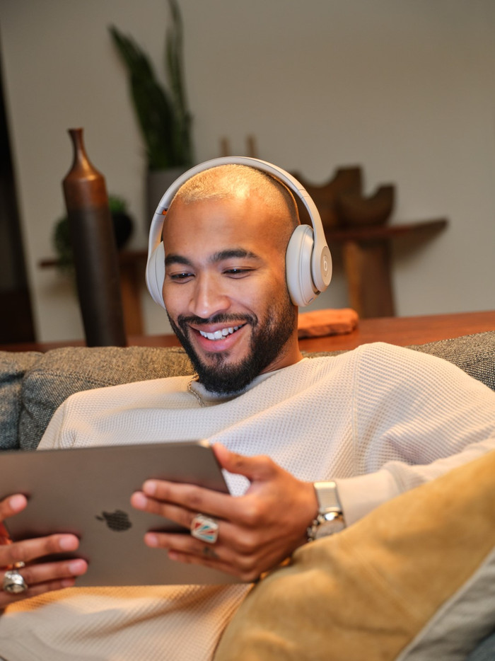 Beats Studio Pro Cream + BlueBuilt Power Delivery Charger with USB-C Port 20W White product in use