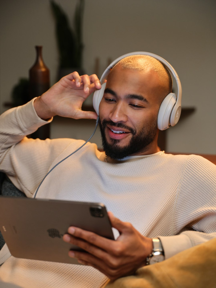 Beats Studio Pro Cream + BlueBuilt Power Delivery Charger with USB-C Port 20W White product in use