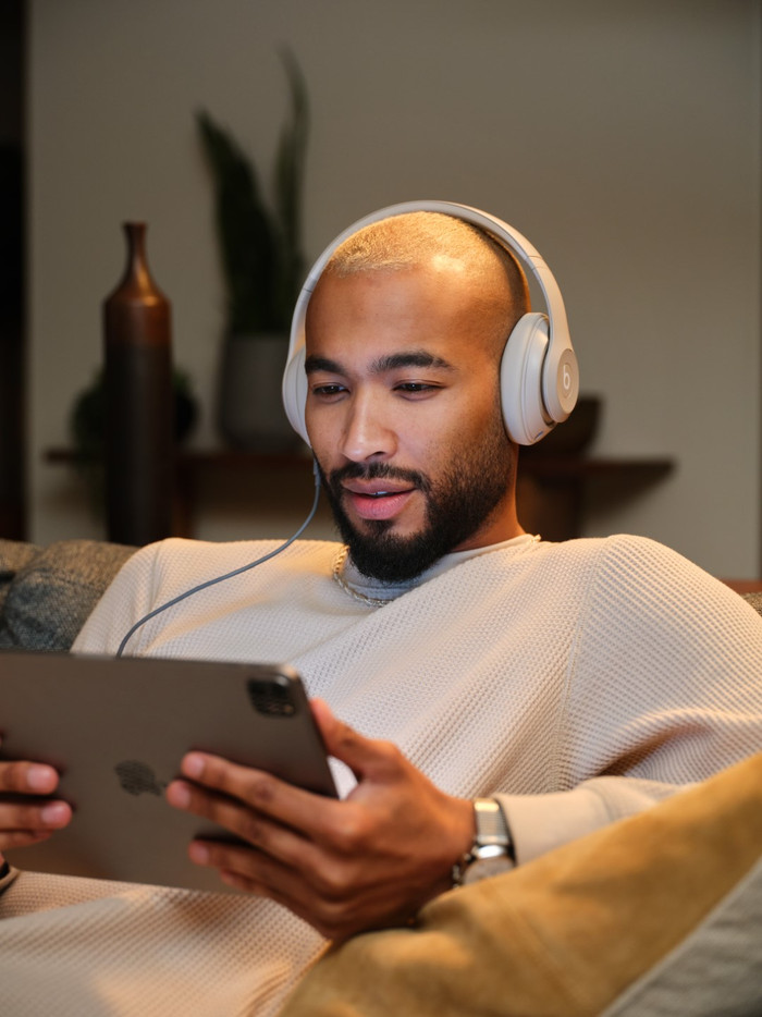 Beats Studio Pro Cream + BlueBuilt Power Delivery Charger with USB-C Port 20W White product in use