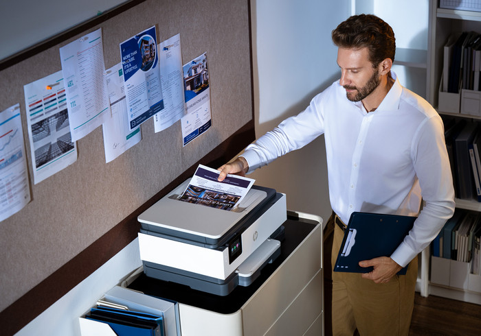 HP OfficeJet Pro 8122 Light Cement product in gebruik