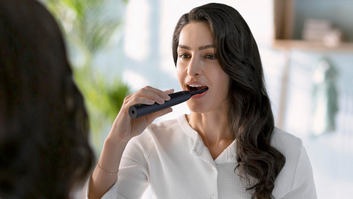 Philips Sonicare 4100 HX3681/54 Zwart product in gebruik