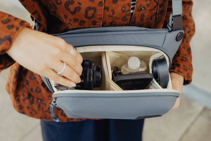 Peak Design Everyday Sling 3L Ocean product in gebruik