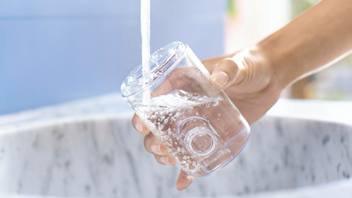 Philips Sonicare Cordless Power Flosser 3000 HX3826/31 product in use