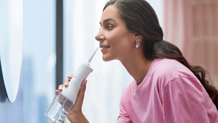 Philips Sonicare Cordless Power Flosser 3000 HX3826/31 product in use