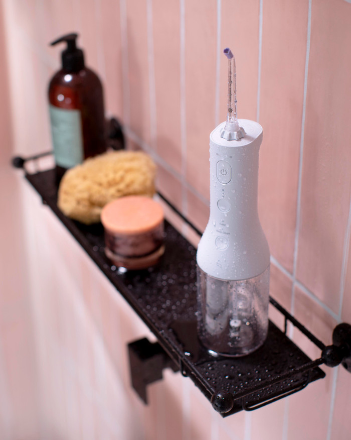 Philips Sonicare Cordless Power Flosser 3000 HX3826/31 product in use