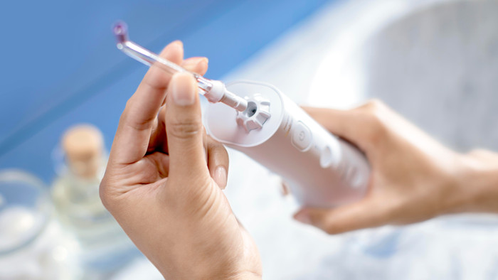 Philips Sonicare Cordless Power Flosser 3000 HX3826/31 product in use