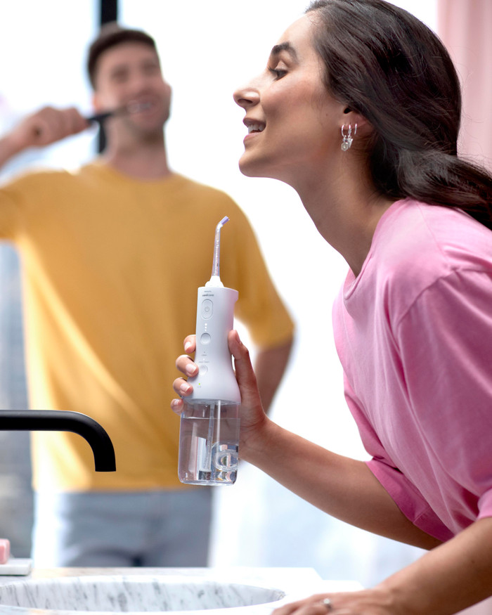 Philips Sonicare Cordless Power Flosser 3000 HX3826/31 product in use