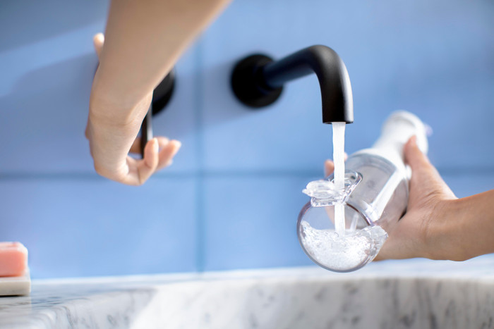 Philips Sonicare Cordless Power Flosser 3000 HX3826/31 product in use