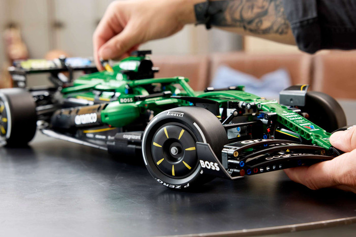 LEGO Technic Aston Martin Aramco AMR25 F1 auto 42240 visual leverancier