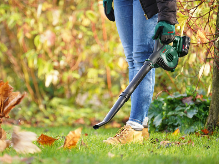 Bosch Universal LeafBlower 18V-130 2.5Ah Battery Starter Kit product in use