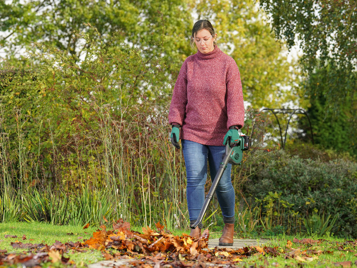 Bosch Universal LeafBlower 18V-130 2.5Ah Battery Starter Kit product in use