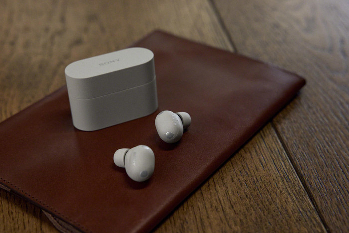 Sony WF-1000XM6 Zilver product in gebruik