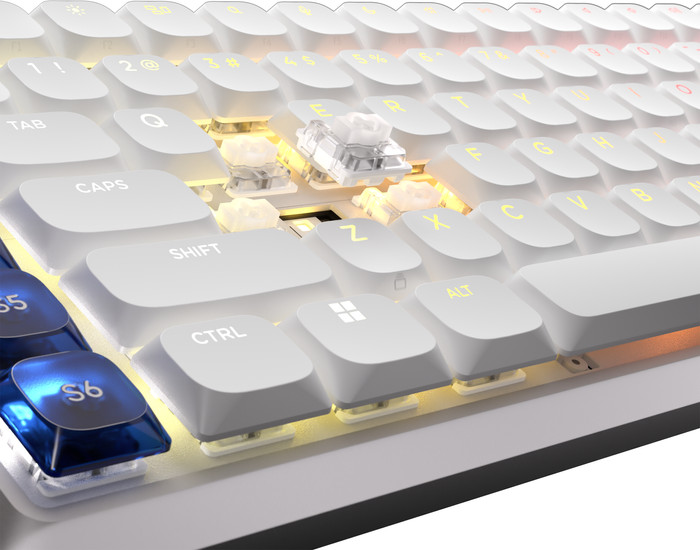 Corsair Vanguard AIR 99 Wireless Gaming Toetsenbord Wit Azerty product in gebruik