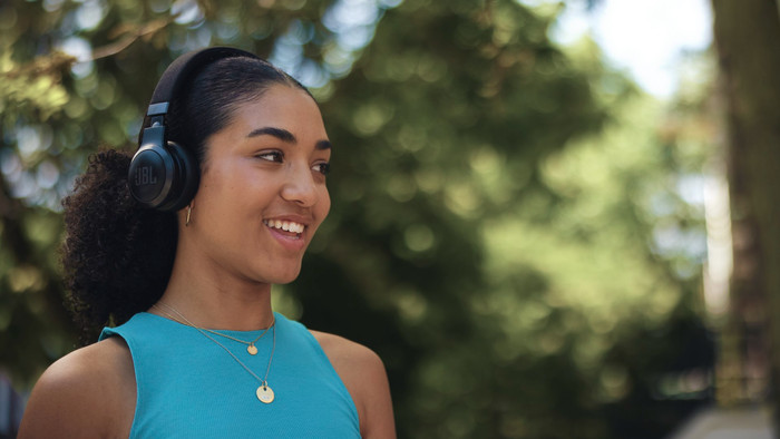 JBL Live 670NC Black + BlueBuilt Quick Charge Charger with USB-A Port product in use