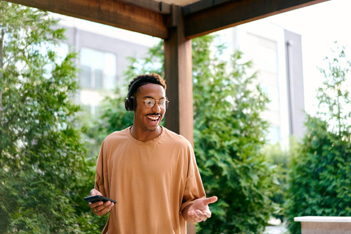 JBL Live 670NC Black + BlueBuilt Quick Charge Charger with USB-A Port product in use