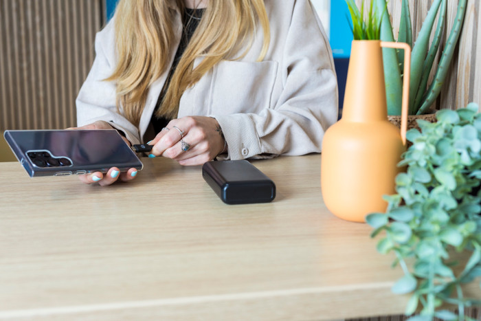 BlueBuilt Power Bank with Fast Charging 20,000mAh + Duo Pack product in use