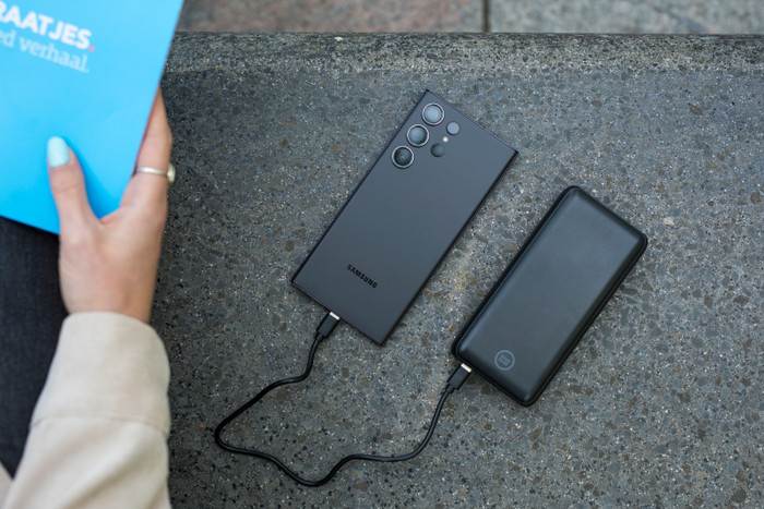 BlueBuilt Power Bank with Fast Charging 20,000mAh + Duo Pack product in use