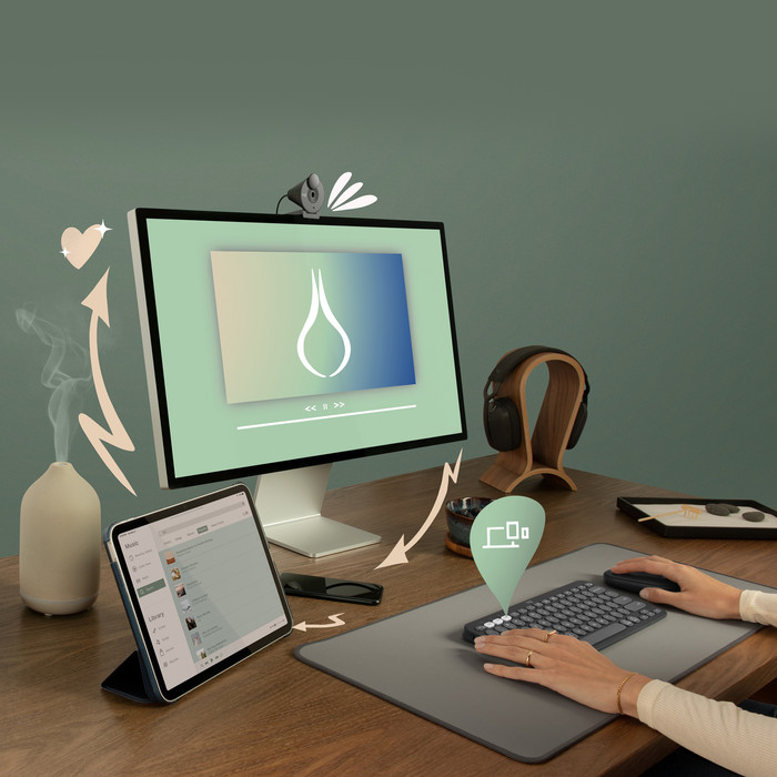 Logitech Pebble Keyboard 2 - K380s Graphite AZERTY product in use