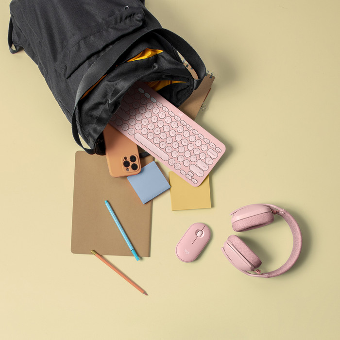 Logitech Pebble Keyboard 2 - K380s Rose Azerty product in gebruik