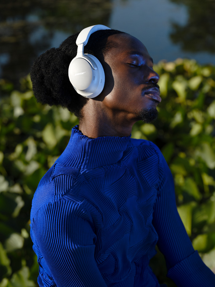 Bose QuietComfort Ultra Headphones Wit product in gebruik