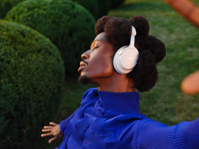 Bose QuietComfort Ultra Headphones Wit product in gebruik