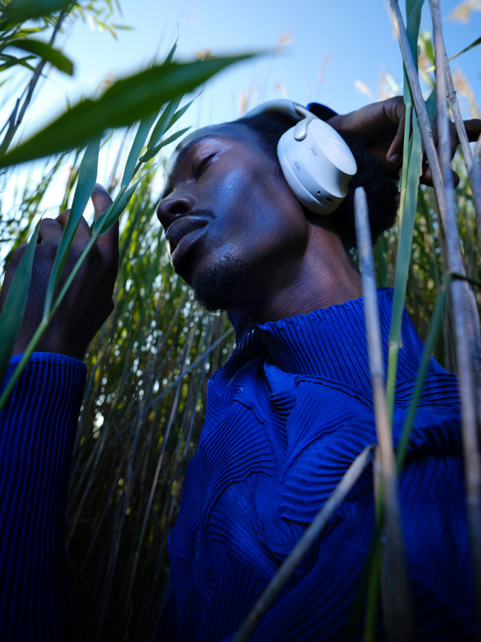 Bose QuietComfort Ultra Headphones Wit product in gebruik