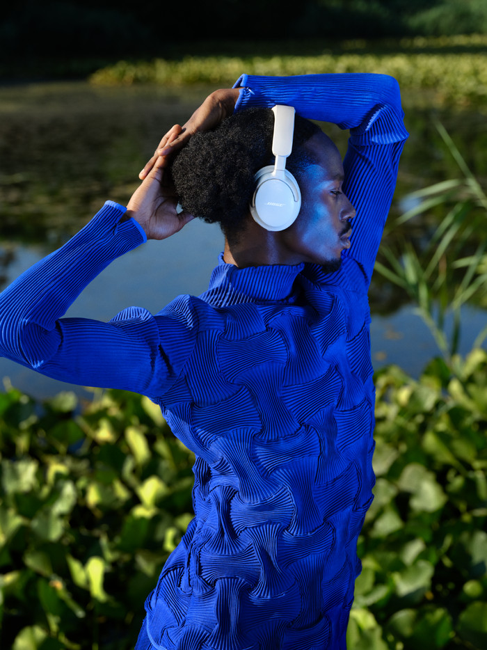 Bose QuietComfort Ultra Headphones Wit product in gebruik