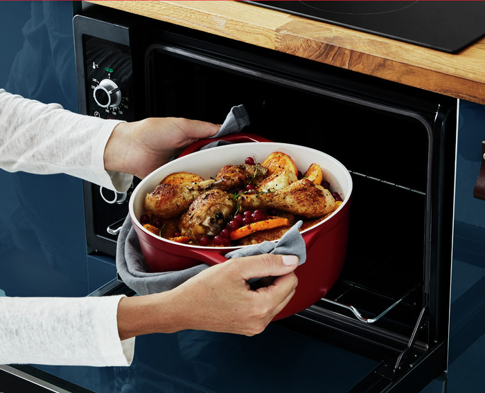 Tefal Air Dutch Oven 24cm product in use