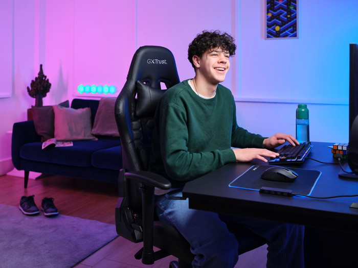 Trust GXT 923 Ybar Wireless Gaming Mouse Black product in use