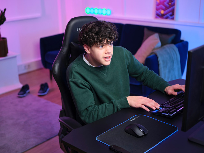 Trust GXT 923 Ybar Wireless Gaming Mouse Black product in use