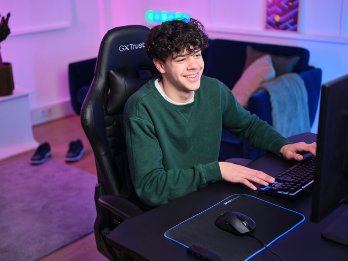 Trust GXT 923 Ybar Wireless Gaming Mouse Black product in use