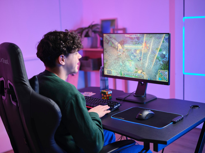 Trust GXT 923 Ybar Wireless Gaming Mouse Black product in use