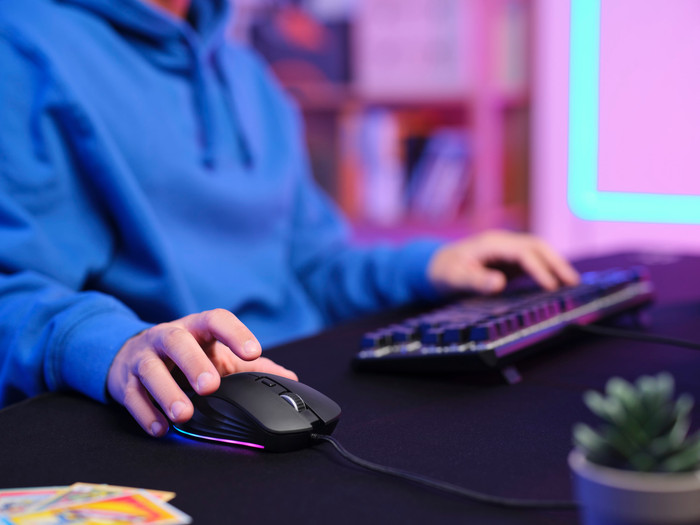 Trust GXT 924 Ybar+ Pro Gaming Mouse Black product in use