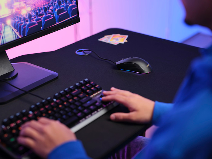 Trust GXT 924 Ybar+ Pro Gaming Mouse Black product in use