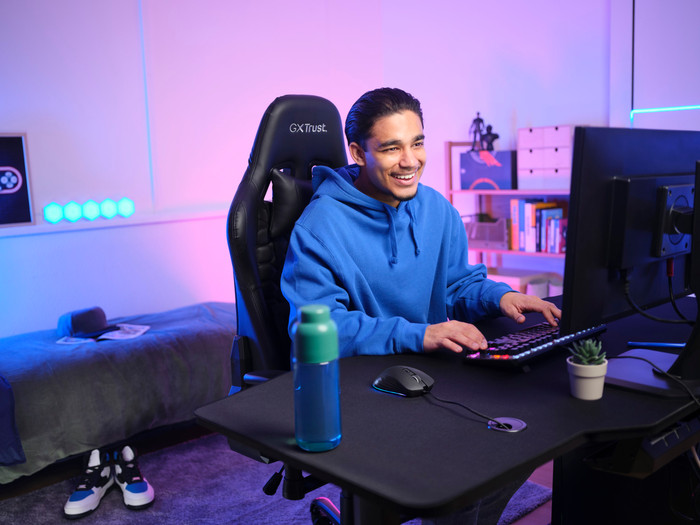 Trust GXT 924 Ybar+ Pro Gaming Mouse Black product in use