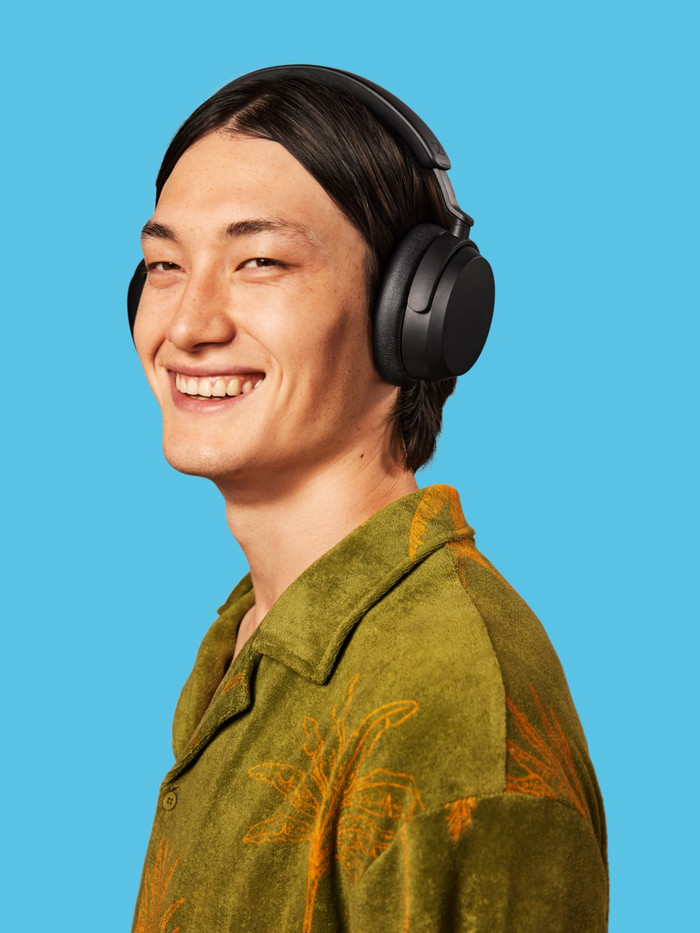 Sennheiser Accentum Wireless Zwart + BlueBuilt Quick Charge Oplader met Usb A Poort 18W product in gebruik