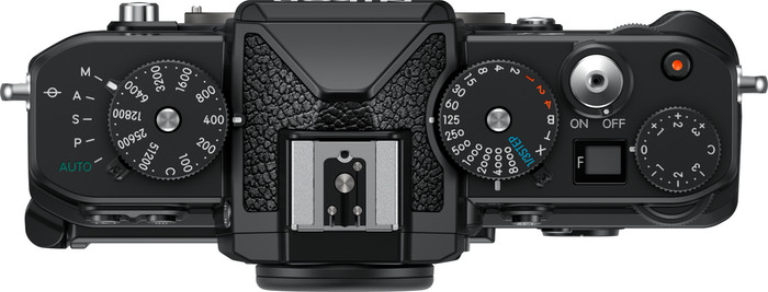 Nikon Z f + Nikkor Z 24-200 mm f/4-6.3 VR dessus