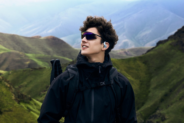 Shokz OpenFit Air 2 Blauw product in gebruik