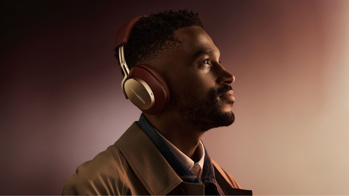 Bowers & Wilkins Px8 Red + BlueBuilt Power Delivery Charger with USB-C Port 20W White product in use