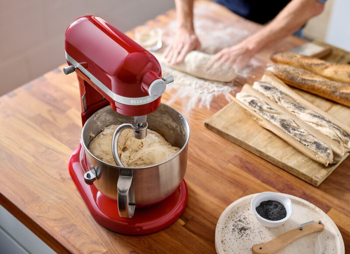 KitchenAid Artisan Bowl-Lift 5KSM70SHXEER Empire Red product in use
