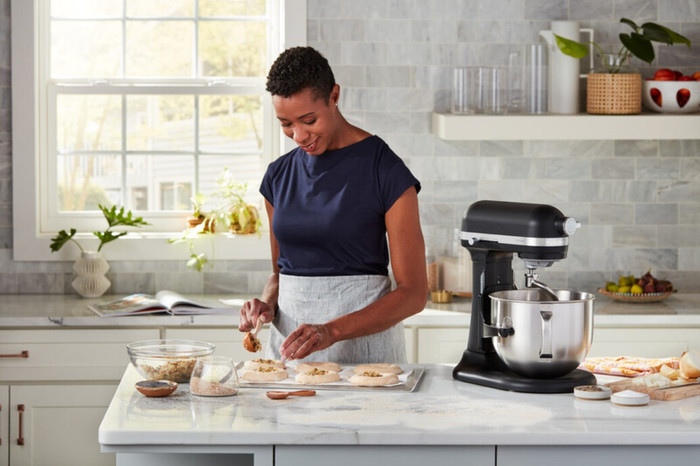 KitchenAid Artisan Bowl-Lift 5KSM70SHXEBM Matte Black product in use