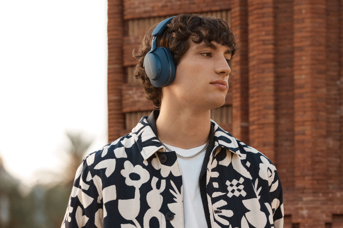 Bowers & Wilkins Px7 S2e Blue + BlueBuilt Power Delivery Charger with USB-C Port 20W White visual supplier