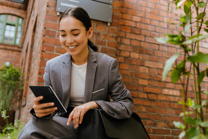 PocketBook Verse Grijs product in gebruik