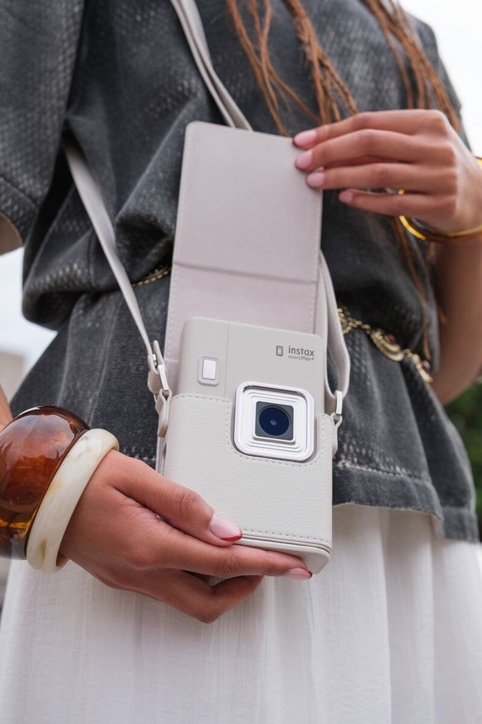 Fujifilm Instax Mini LiPlay+ Sand Beige case product in gebruik