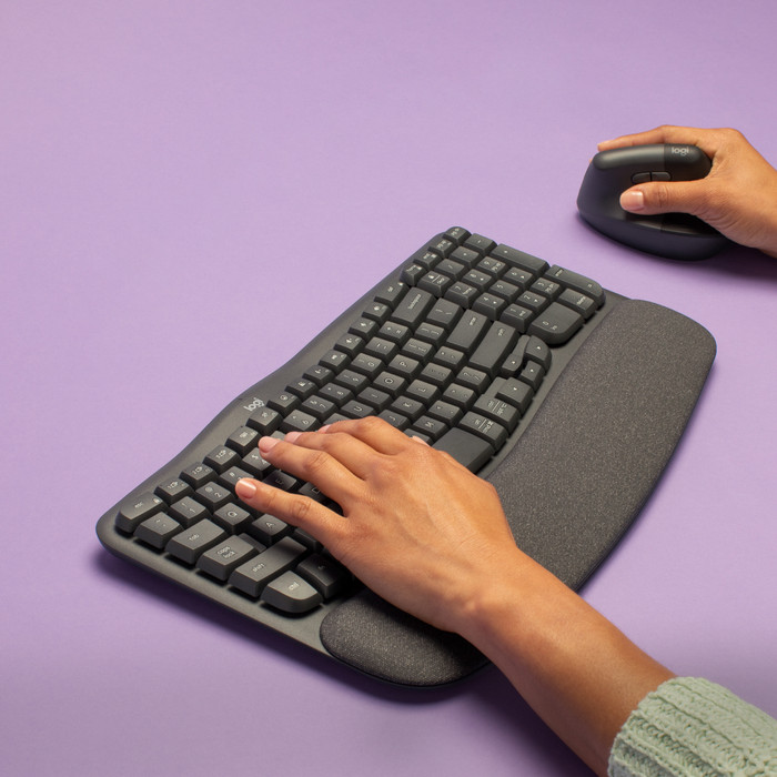 Logitech Wave Keys Draadloos Ergonomisch Toetsenbord + Logitech Lift Verticale Muis product in gebruik