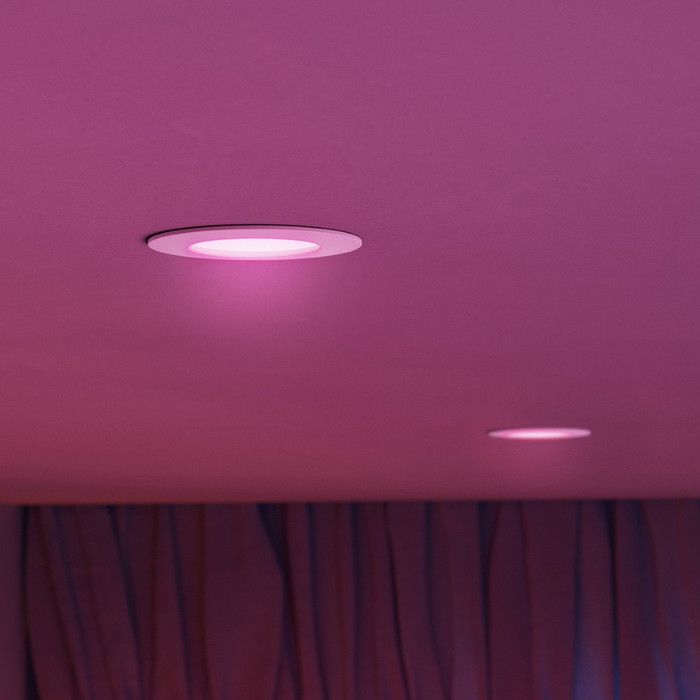 Philips Hue Inbouwspot Slim - White and Color - 90mm - Wit product in gebruik