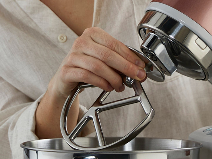 Kenwood kMix KMX760API Abrikoosroze product in gebruik