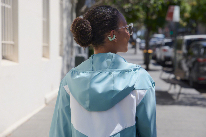 Sony Linkbuds Clip Groen product in gebruik