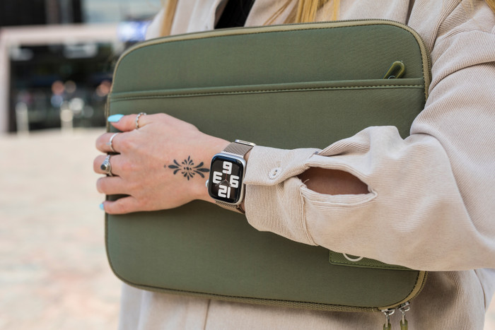 BlueBuilt Milanese Watch Strap Gold for Apple Watch 40/41/42mm product in use